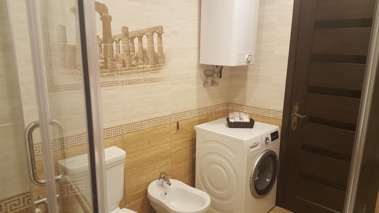 Mimino Apartment Deluxe First Line バトゥーミ エクステリア 写真